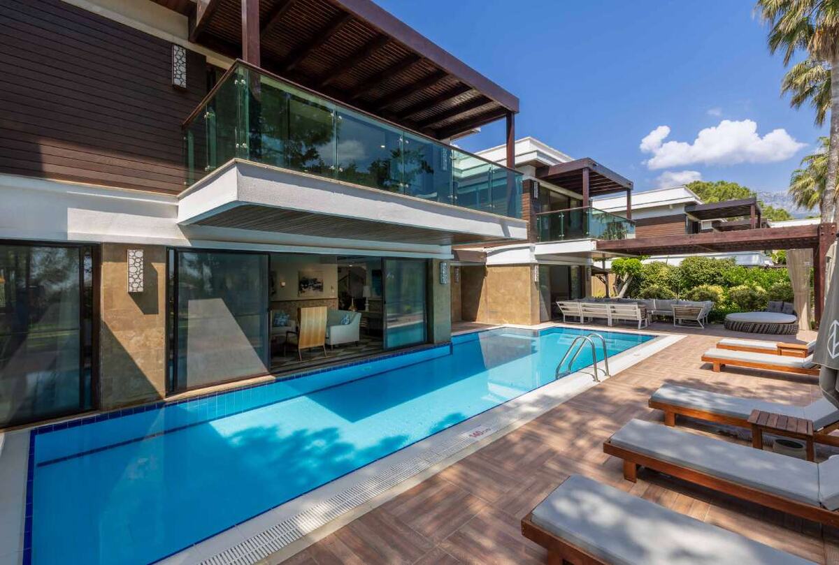 Villa Nirvana - dış cephe ve havuz